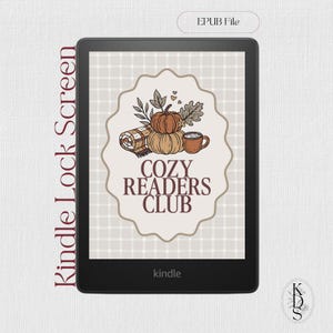 Puede incluir: Un lector electrónico negro que muestra una pantalla de bloqueo digital con un fondo de cuadros beige claro. La pantalla presenta un emblema festoneado con dos calabazas apiladas, una manta enrollada, una taza y el texto COZY READERS CLUB.