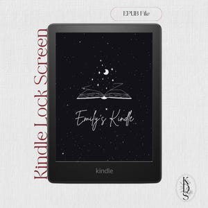 Può includere: Un e-reader Kindle nero con una schermata di blocco personalizzata con un design a notte stellata, una luna crescente e un'illustrazione di libro aperto. Il testo "Emily's Kindle" è visualizzato in elegante corsivo. Le parole "Kindle Lock Screen" sono stampate verticalmente.