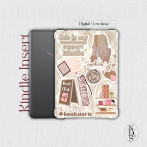 Peut inclure: Une protection pour Kindle avec un motif à carreaux beige et blanc, ornée d'autocollants sur le thème des livres. Les autocollants incluent du texte qui dit "this is my emotional support kindle", "Bookish", "Book Club", et "#bookworm".