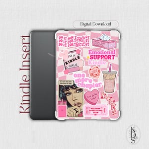 Könnte beinhalten: Ein pink-weißes Kindle-Insert mit verschiedenen Aufklebern. Die Aufkleber enthalten Sätze wie "Emotional Support Kindle", "One More Chapter" und "Hot Girls Read". Das Insert ist für ein Kindle-Gerät konzipiert und verfügt über ein Etikett für den digitalen Download.