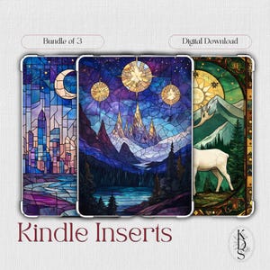Könnte beinhalten: Drei Kindle-Einsätze mit Buntglas-Designs. Einer zeigt eine Stadtlandschaft mit einem Halbmond, ein anderer eine Berglandschaft mit Sternen und der letzte ein Reh in einem Wald. Die Wörter "Bundle of 3", "Digital Download" und "Kindle Inserts" sind sichtbar.