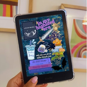 Puede incluir: Un lector de libros electrónicos Kindle con una funda protectora transparente muestra una imagen digital con texto e ilustraciones. La imagen incluye texto que dice "in my highlord era", "To the stars who listen" y "And the dreams that are answered".