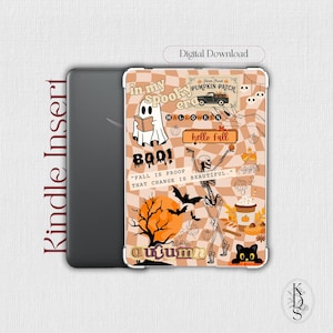 Könnte beinhalten: Kindle-Hülle mit Halloween-Design. Die Hülle hat ein kariertes Muster mit gruseligen Grafiken, darunter ein Geist, ein Skelett, Fledermäuse und Kürbisse. Der Text enthält "in my spooky era", "hello fall" und "Fall is proof that change is beautiful."