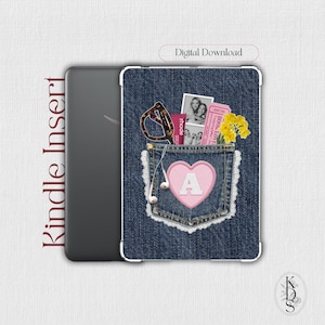 Può includere: Un inserto per Kindle con design a tasca in denim, bordo in pizzo bianco e una toppa a cuore rosa con la lettera A. La tasca contiene occhiali tartarugati, auricolari con filo, un tubetto Rhode, una foto, un biglietto rosa e fiori gialli.
