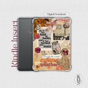 Può includere: Inserto per Kindle con un design a collage con testo, farfalle ed elementi floreali. Il testo include "she is too fond of books, and it has turned her brain" e "Sweater Weather". Un prodotto scaricabile digitalmente.