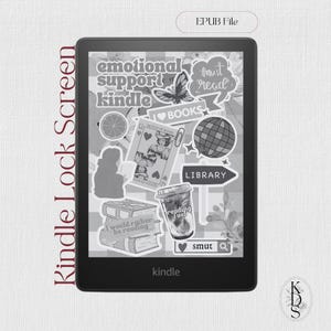 Könnte beinhalten: Ein schwarzer Kindle-E-Reader, der einen benutzerdefinierten Sperrbildschirm mit verschiedenen Aufklebern anzeigt. Die Aufkleber umfassen einen Schmetterling, eine Spielkarte, einen Globus und Text mit der Aufschrift "emotional support kindle", "I love books" und "reading fuel."