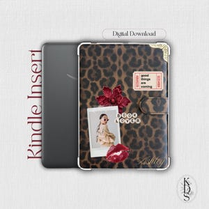 Puede incluir: Una funda para Kindle con diseño de estampado de leopardo. La cubierta presenta una foto polaroid, una flor roja y las palabras "BOOK LOVER". También es visible el texto "good things are coming". El nombre "Ashley" está escrito en la cubierta.