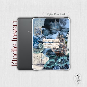 Puede incluir: Una funda para Kindle con un diseño náutico que presenta un barco, un faro y elementos oceánicos. El diseño incluye el texto "She had the sea within her soul, continuously." El fondo es una mezcla de tonos azules y blancos, con una luna llena y una estrella de mar.