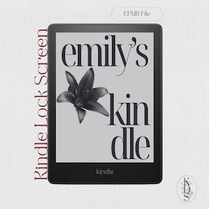Könnte beinhalten: Schwarzer Kindle-E-Reader mit einem Sperrbildschirm mit dem Text "emily's kindle" und einem schwarz-weißen Blumendesign. Die Worte "Kindle Lock Screen" sind vertikal auf der linken Seite gedruckt.