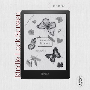 Könnte beinhalten: Schwarzer Kindle E-Reader mit einem benutzerdefinierten Sperrbildschirm mit Schmetterlings- und Blumengrafiken. Der Bildschirm zeigt den Text "Emily's Kindle" und das Wort "Kindle" unten. Die Worte "Kindle Lock Screen" sind vertikal links gedruckt.