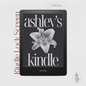 Könnte beinhalten: Ein schwarzer Kindle-E-Reader, der einen Sperrbildschirm mit dem Text "ashley's kindle" und einer Graustufen-Lilienblume-Grafik anzeigt. Die Worte "Kindle Lock Screen" sind vertikal auf der linken Seite gedruckt. Oben rechts steht "EPUB File".