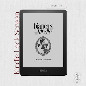 Pode incluir: Leitor de e-books Kindle preto com tela de bloqueio personalizada. A tela mostra o texto "bianca's kindle" com detalhes florais, uma ilustração de uma mulher lendo e as palavras "MY LITTLE LIBRARY". A palavra "Kindle" está na parte inferior.