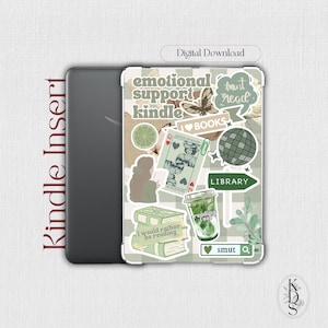 Könnte beinhalten: Ein Kindle-Insert mit einer dekorativen Hülle mit einer Collage von Aufklebern. Die Aufkleber enthalten den Text "emotional support kindle", "must read", "I love books" und "reading fuel". Die Hülle hat ein grün-weißes Karomuster.