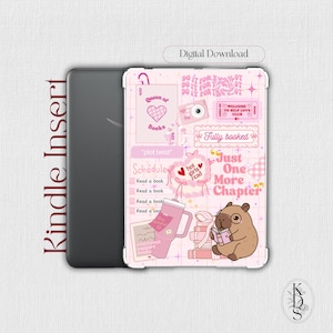Puede incluir: Un inserto para Kindle con un collage rosa y texto que incluye Queen of Books, Fully booked y Just One More Chapter. El diseño incluye un capibara leyendo un libro, un vaso, una cámara y un horario de lectura sobre un fondo de cuadrícula rosa.