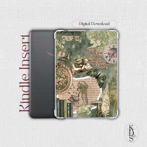 Könnte beinhalten: Kindle-Hülle mit dekorativem Collage-Design. Die Hülle hat ein grünes und goldenes Farbschema mit Schmetterlingen, einer Uhr und dem Text "She's an old soul with young eyes, a vintage heart, and a beautiful mind."