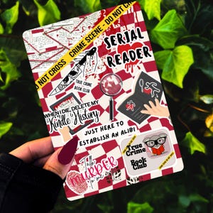 Peut inclure: Un autocollant rectangulaire avec un fond à carreaux rouges et blancs, présentant divers graphiques et textes sur le thème des crimes réels. Comprend une loupe, un couteau et les mots "Serial Reader".