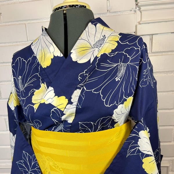 Yukata japonesa de algodón: Estampado de hibisco azul marino - Talla M