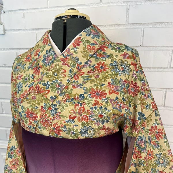 Kimono japonés vintage Hitoe (sin forro), tallas: S-M, base color crema con estampado floral multicolor.