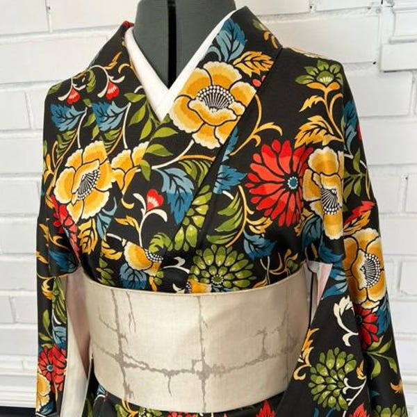 Kimono japonés vintage de seda Chū-Furisode: kimono formal gris oscuro con estampado floral y mangas medianas.