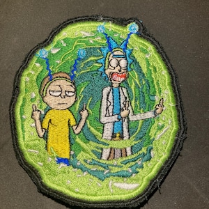 Puede incluir: Parche bordado con los personajes de Rick y Morty dentro de un portal verde. Morty lleva una camisa amarilla y Rick una bata de laboratorio blanca. Ambos personajes hacen la peineta.