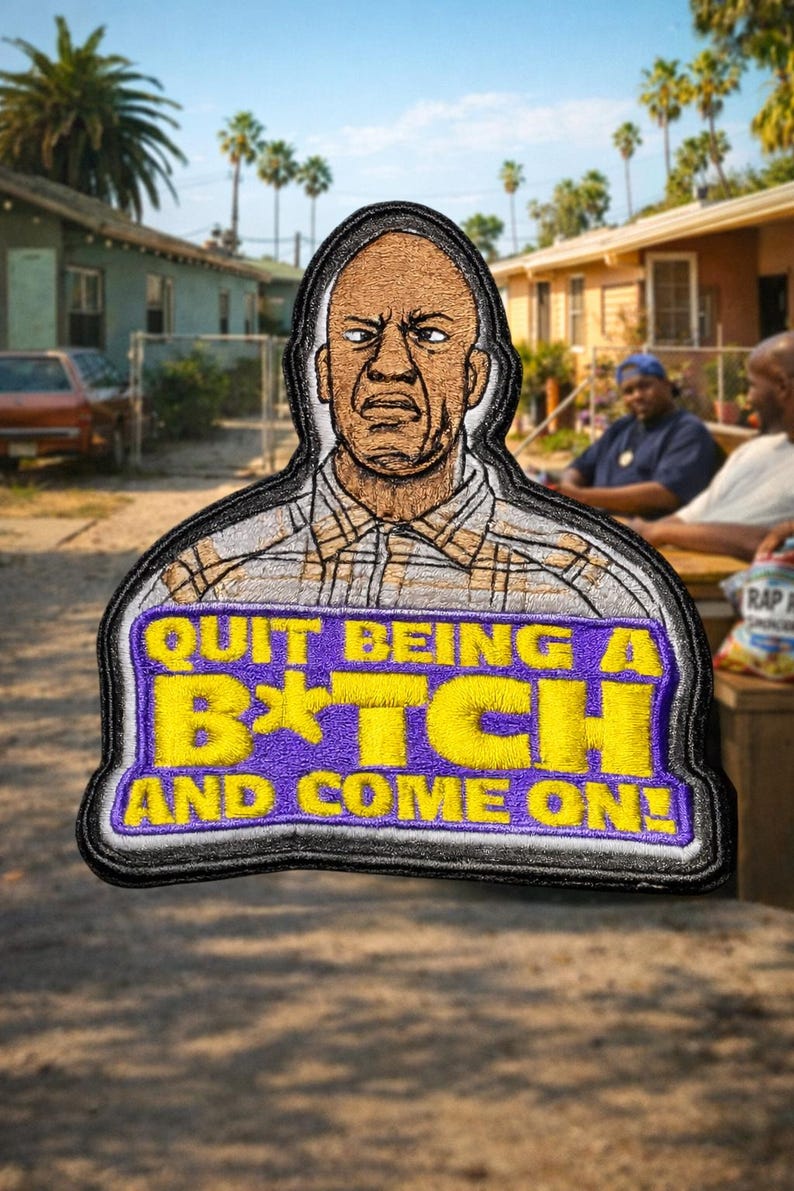 Op de afbeelding: Geborduurde patch met een streng kijkende man in een geruit overhemd. De patch heeft gele en paarse tekst: "QUIT BEING A B*TCH AND COME ON!" De patch is zwart omrand.
