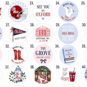 Może przedstawiać: Kolekcja dwudziestu okrągłych naklejek z różnymi wzorami nawiązującymi do Ole Miss i Oxford w stanie Mississippi, zawierająca napisy takie jak Hotty Toddy, Rebel Vibes i The Grove oraz ilustracje kasków futbolowych, butów i koktajli.