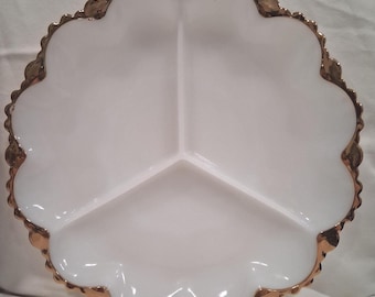 Fuente de servir dividida de vidrio opalino vintage: cuenco con borde festoneado y ribete dorado – Vajilla de mediados de siglo