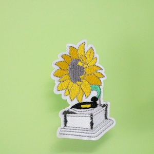 vinyl record player patch, sunflower patch, iron on patch, embroidered patch, applique, patch for jacket, patch for backpack