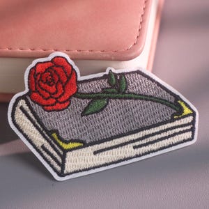 Broderad boklapp, rosapplikation, accessoar för jacka och ryggsäck