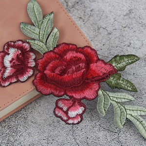 magnifique écusson fleur rose, fleur rouge, écusson thermocollant, écusson brodé, appliqué, écusson pour veste, écusson pour sac à dos