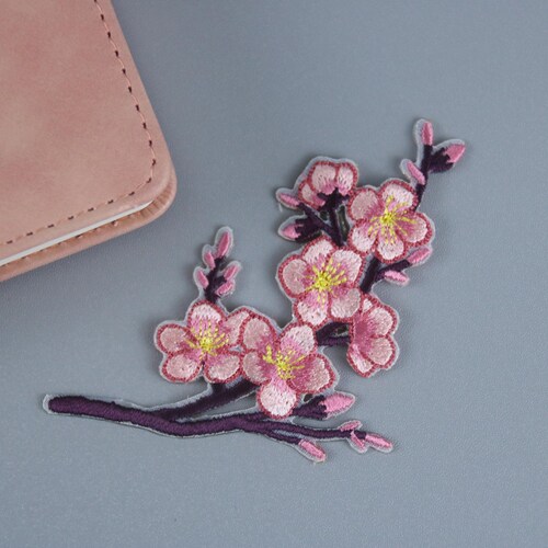 Magnifique écusson en fleurs de prunier, écusson fleurs de cerisier, écusson thermocollant, écusson brodé, appliqué, écusson pour veste, écusson pour sac à dos