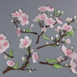 華やかな桜のワッペン、梅の花のワッペン、アイロンワッペン、刺繍ワッペン、アップリケ、ジャケット用ワッペン、バックパック用ワッペン