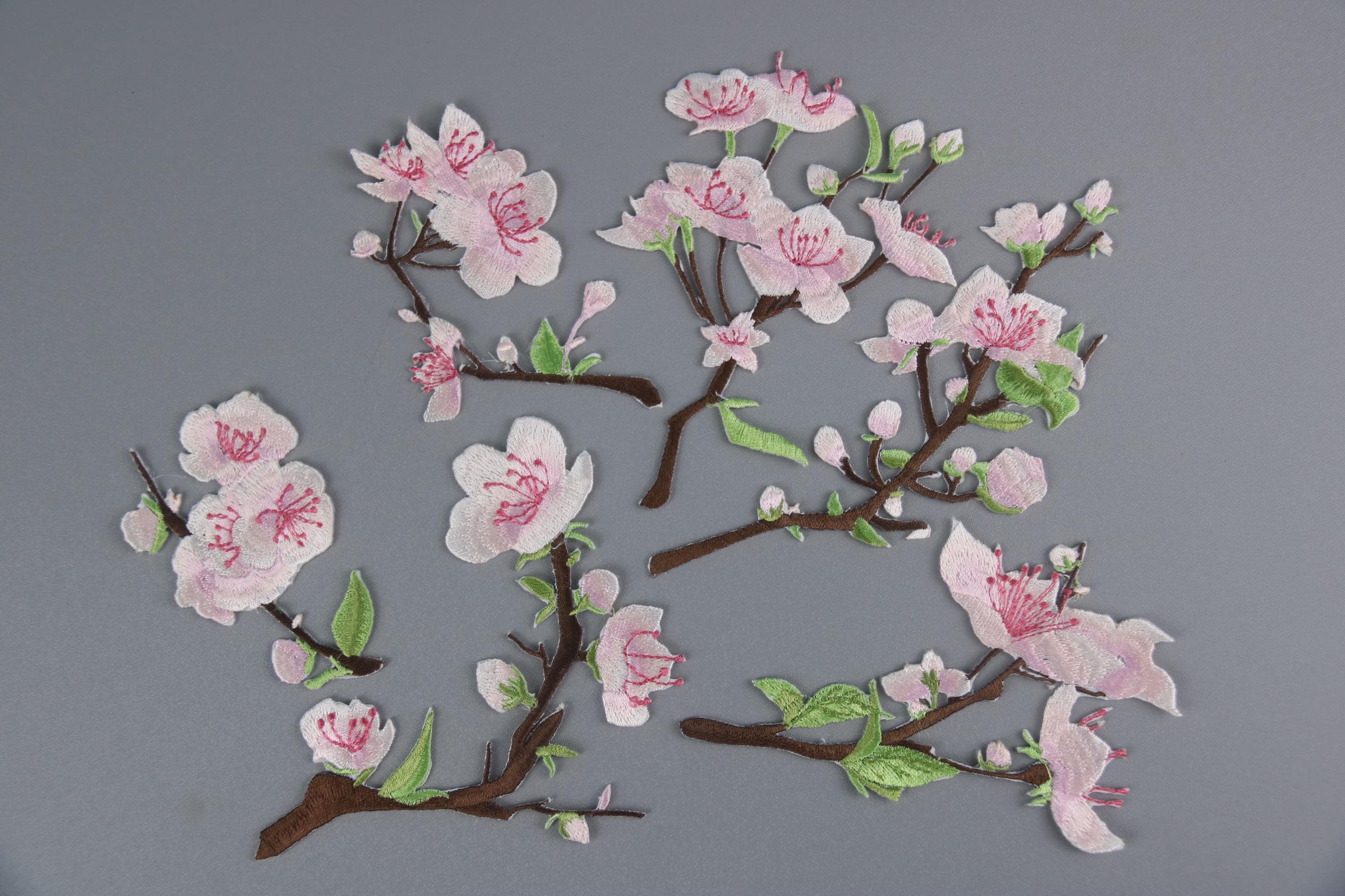華やかな桜のワッペン、梅の花のワッペン、アイロンワッペン、刺繍