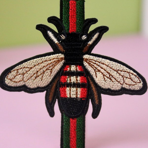 ribbon and bee patch, iron on patch, embroidered patch, applique, patch for jacket, patch for backpack