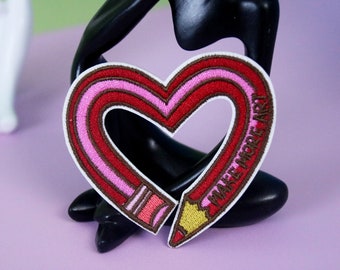 écusson coeur crayon, écusson plus artistique, écusson thermocollant, écusson brodé, appliqué, écusson pour veste, écusson pour sac à dos