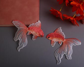 une paire de magnifiques écussons en organza poisson rouge, poisson, rose, écusson thermocollant, écusson brodé, appliqué, écusson pour veste, écusson pour sac à dos