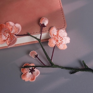 Broderad lapp med körsbärsblomskvist, rosa blomapplikation (strykbar)