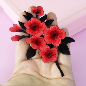Può includere: Applique di fiori ricamati rossi con foglie nere. L'applique è perfetta per aggiungere un tocco di fascino floreale a vestiti, borse o progetti di arredamento per la casa.