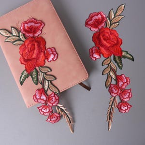 Puede incluir: Dos apliques florales bordados de color rojo y rosa con hojas verdes y doradas. Los apliques son perfectos para añadir un toque de elegancia a la ropa, los bolsos o los proyectos de decoración del hogar.