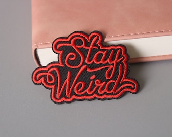 Parche Stay Weird, parche con frase, parche termoadhesivo, parche bordado, aplique, parche para chaqueta, parche para mochila