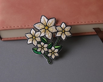 lily flower patch, daisy patch, white flower, iron on patch, embroidered patch, applique, patch for jacket, patch for backpack