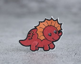 Aufnäher Dinosaurier Triceratops Bestickt – Bügelbild Für Kleidung, Taschen & Rucksäcke, Ca. 9,5 X 4,7 Cm
