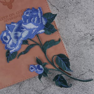 大きなゴージャスな青いバラのパッチ、花のパッチ、アイロンパッチ、刺繍パッチ、アップリケ、ジャケット用パッチ、バックパック用パッチ