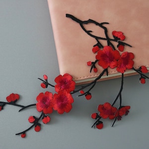 大きな赤い桜のワッペン、花のワッペン、アイロンワッペン、刺繍ワッペン、アップリケ、ジャケット用ワッペン、バックパック用ワッペン