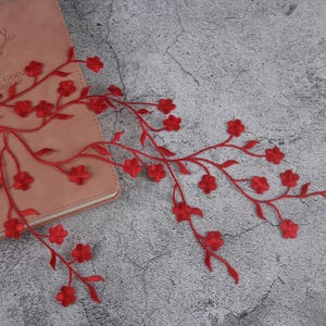 wunderschöner roter Pflaumenblüten Aufnäher, große Blume Aufbügler, Bügelbild, gestickt, Applikation, Patch für Jacke, Patch für Rucksack