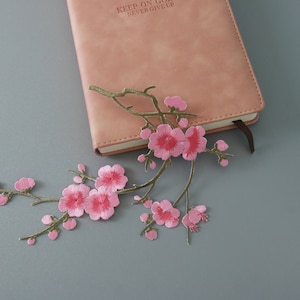 大きなピンクの桜のワッペン、花のワッペン、アイロンワッペン、刺繍ワッペン、アップリケ、ジャケット用ワッペン、バックパック用ワッペン
