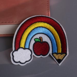 Broderad regnbågsfärgad äppelpennalapp, jackapplikation, ryggsäcksmärke
