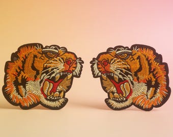 ett par tigerhuvuden märke, tigermärke, rytande, strykmärke, broderad märke, applikation, märke till jacka, märke till ryggsäck