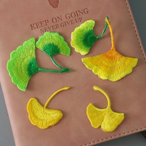 en uppsättning av 4 ginkgobladsmärken, ginkgomärke, strykmärke, broderat märke, applikation, märke för jacka, märke för ryggsäck
