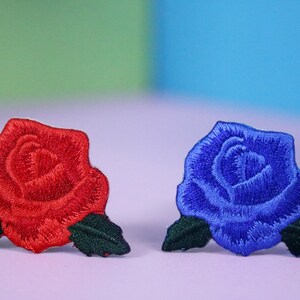 小さくてゴージャスな赤いバラのパッチ、青、アイロン接着パッチ、刺繍パッチ、アップリケ、ジャケット用パッチ、バックパック用パッチ